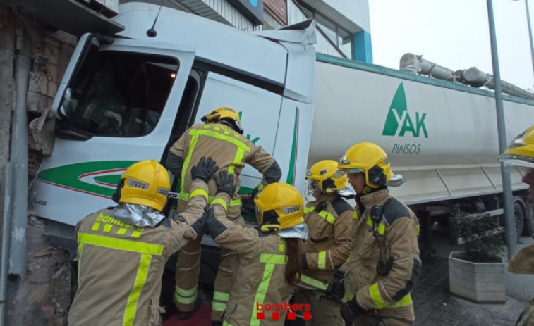 Impactant accident a Tàrrega: un camió s'encasta contra una cafeteria a la Plaça Riambau