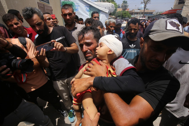 EuropaPress 6018121 08 june 2024 palestinian territories deir al balah palestinian man carries