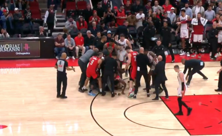 VÍDEO | Ball de bastons a l'NBA: Amen Thompson i Tyler Herro acaben a cops a la pista