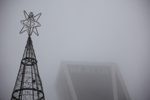 EuropaPress 4855994 arbol navidad lado torres kio cubierta niebla diciembre 2022 madrid espana