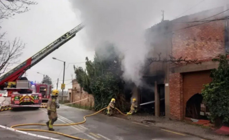 Crema completament una casa abandonada a Gualda