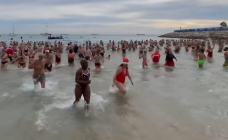 VÍDEO | Centenars de persones es banyen a la platja del Miracle de Tarragona per acomiadar l'any