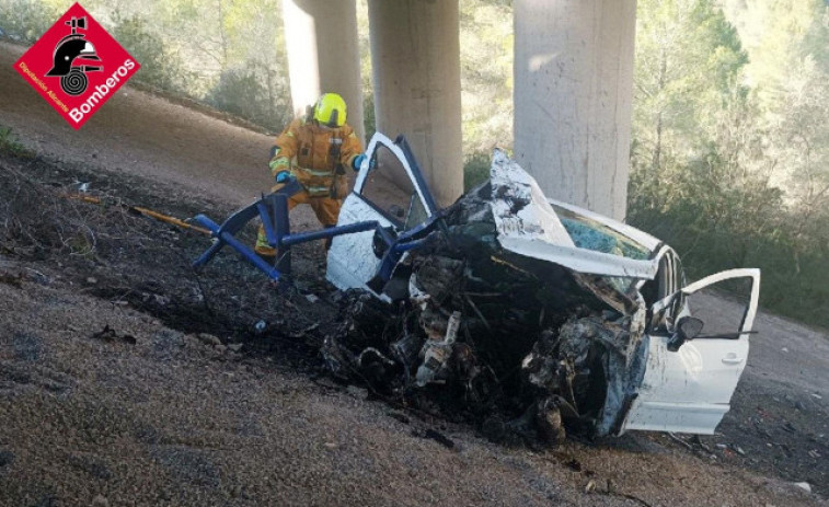 Un ferit greu després de sortir de la via amb el cotxe i caure 15 metres a l'AP-7