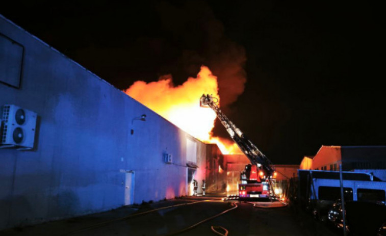 Controlat l'incendi que ha cremat una nau a Igualada