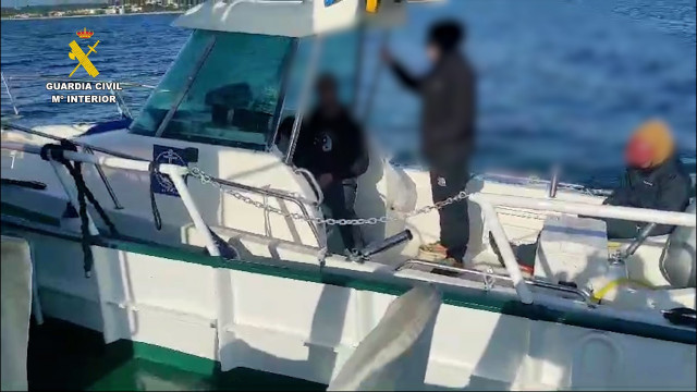 La Guàrdia Civil auxilia tres persones d'una embarcació a la deriva a Tarragona