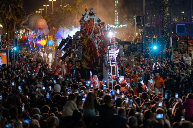 EuropaPress 6435745 carrozas cabalgata reyes magos enero 2025 barcelona catalunya espana ano 1