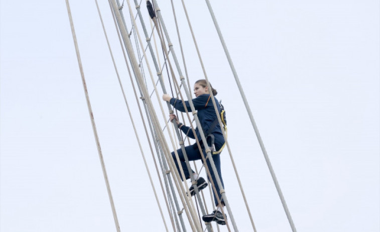 La Princesa d'Astúries puja al pal del 'Juan Sebastián Elcano' el segon dia a bord