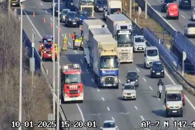 Caos a l'AP-7: xoc entre dos camions provoca cues quilomètriques en sentit Tarragona