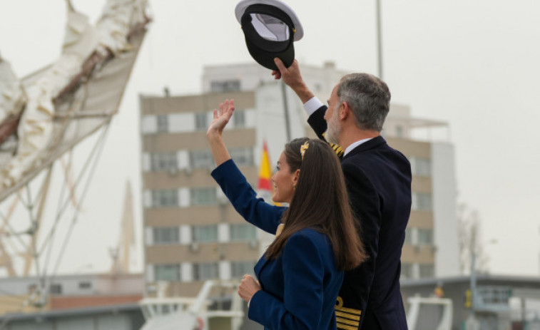 Els Reis acomiaden emocionats a Cadis Leonor, que salpa al vaixell escola Juan Sebastián Elcano