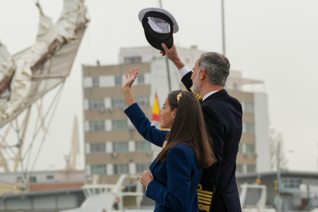 Els Reis acomiaden emocionats a Cadis Leonor, que salpa al vaixell escola Juan Sebastián Elcano