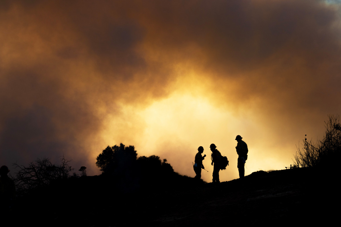 EuropaPress 6447226 11 january 2025 us angeles fire crests the hills behind pacific palisades