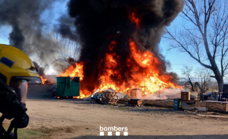 FOTO | Incendi en una empresa de reciclatge a Vic, controlat pels Bombers