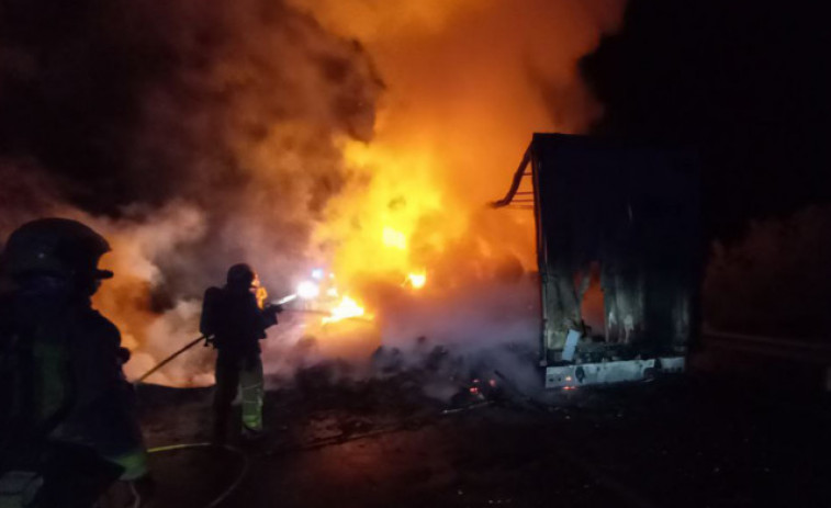 Crema un camió a la C-43: tallen la carretera entre Benifallet i Gandesa