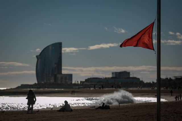 EuropaPress 4929810 bandera roja causa temporal playa barceloneta 17 enero 2023 barcelona 2