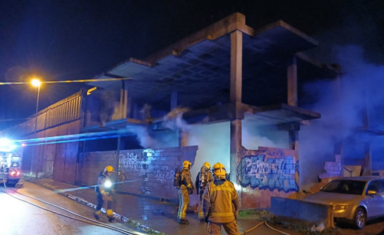 Ensurt a Figueres: els Bombers apaguen un foc en una barraca de fusta