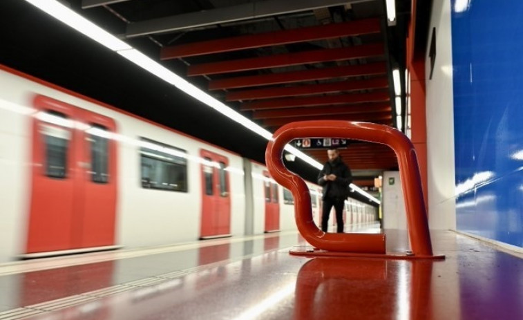 Detingut un jove per agredir un vigilant de seguretat al metro de Poblenou