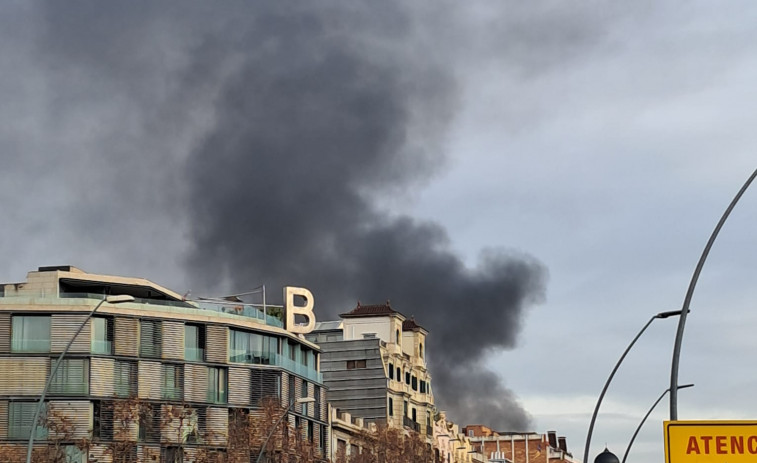 FOTO: Espectacular columna de fum per un incendi en un local de l'Eixample de Barcelona