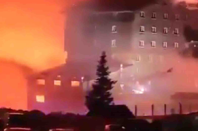 Almenys 66 morts a l'incendi d'un hotel amb hostes saltant per les finestres