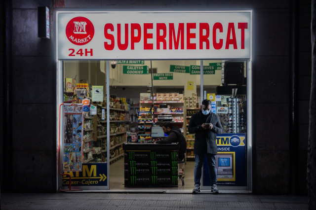 EuropaPress 2733131 hombre protegido mascarilla puerta supermercado 24 horas abierto primer dia 2