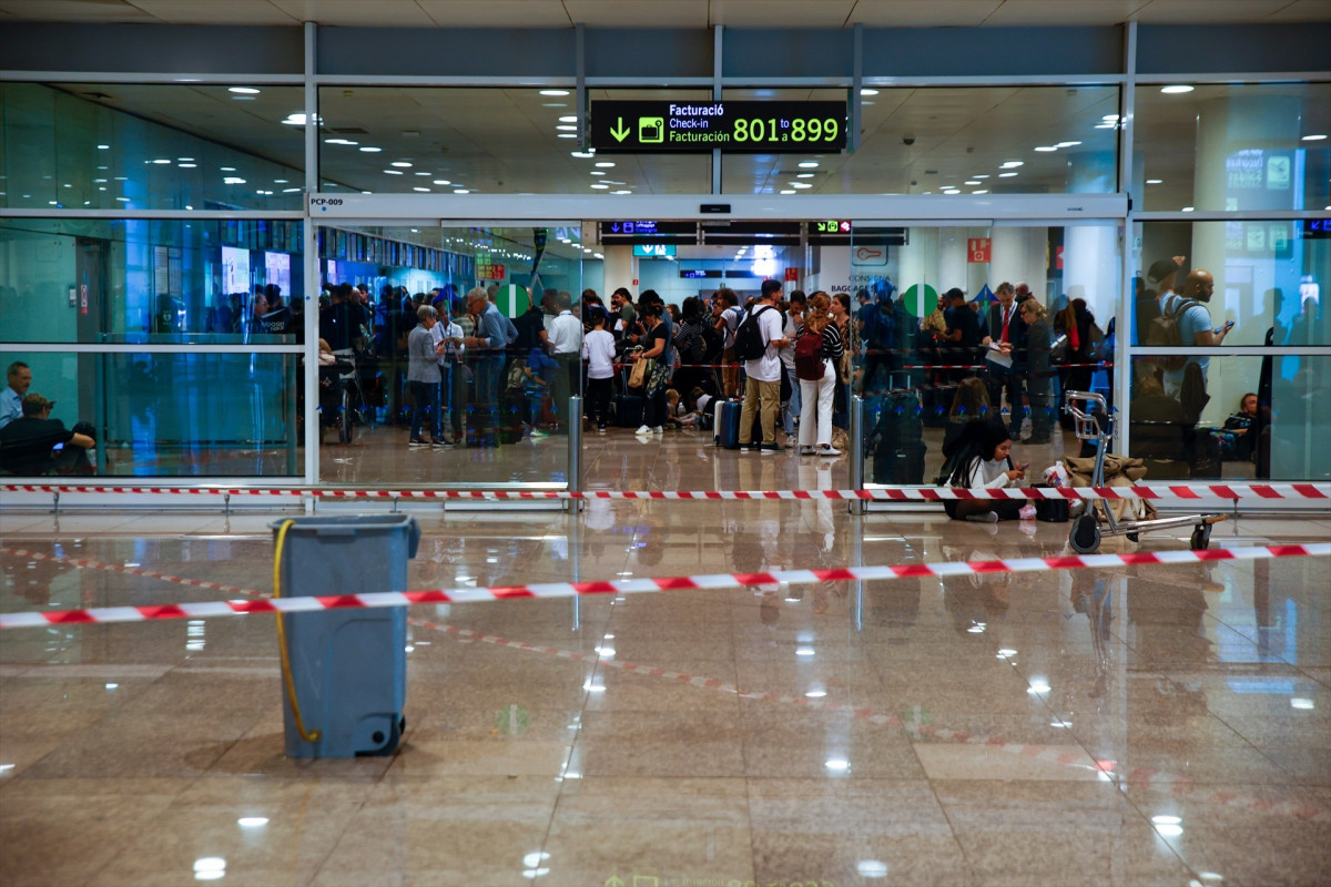 EuropaPress 6321639 cintas separar seccion donde caido agua lluvias aeropuerto barcelona el