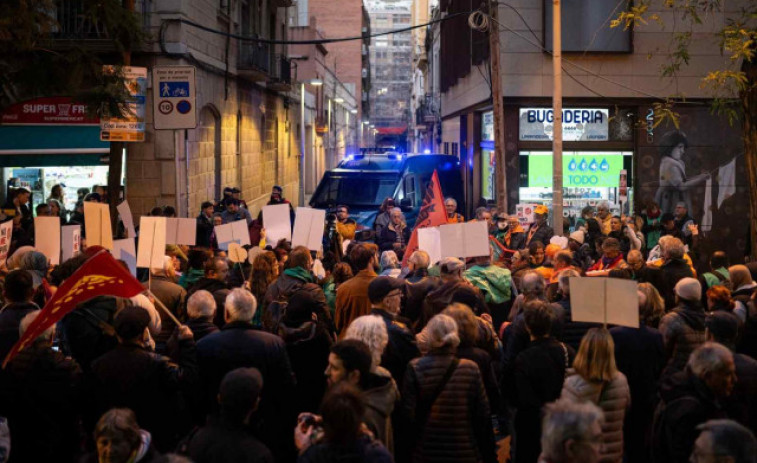 Protesta davant la seu de Junts a Barcelona per tombar el decret òmnibus: 