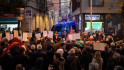 Protesta davant la seu de Junts a Barcelona per tombar el decret òmnibus: 