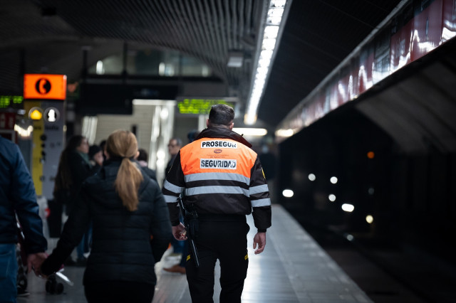 EuropaPress 6471083 vigilante metro 22 enero 2025 barcelona catalunya espana plantilla