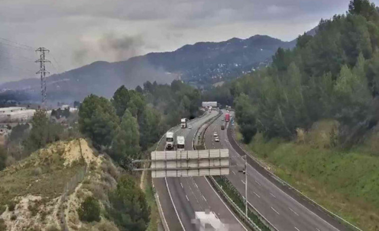 ¡Pànic a l'AP-7! Un autocar s'incendia amb passatgers a bord a prop de Subirats