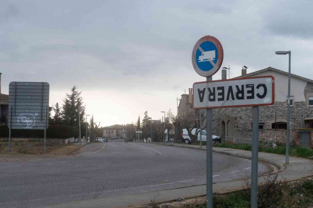 Cartells de municipis al revés! Agricultors catalans protesten: 