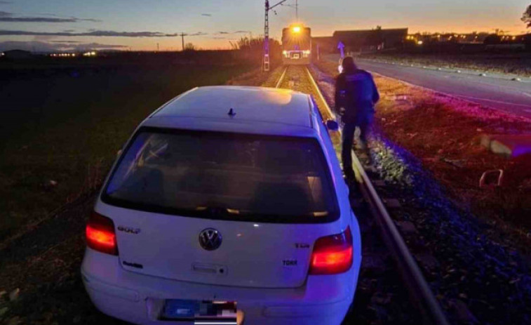 Un conductor confon la via del tren amb un camí lateral i gairebé provoca una tragèdia a Lleida