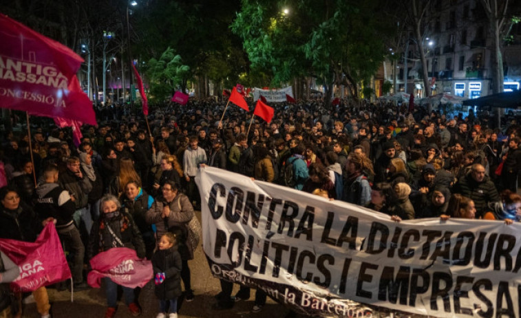 Unes 1.000 persones es mobilitzen contra el desallotjament de l'Antiga Massana de Barcelona