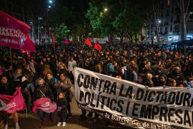 Unes 1.000 persones es mobilitzen contra el desallotjament de l'Antiga Massana de Barcelona