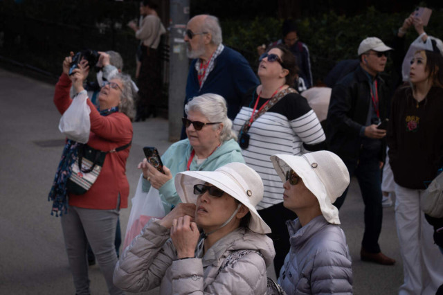 Europapress 5826322 varios turistas hacen fotos junto sagrada familia 15 marzo 2024 barcelona 1600 1