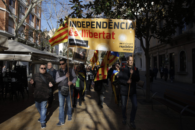 EuropaPress 6494679 varias personas concentracion contra presencia rey felipe vi lhospitalet