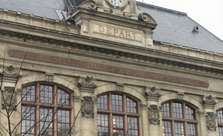 Agents seguretat disparen una persona que pintava esvàstiques al metro de París