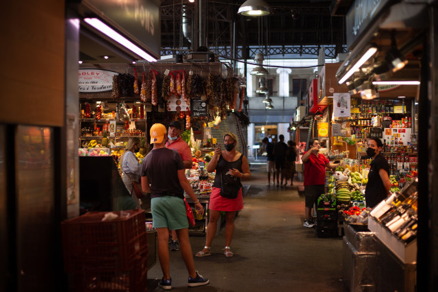 EuropaPress 3873503 mujer hace foto joven mercado boqueria agosto 2021 barcelona cataluna 1