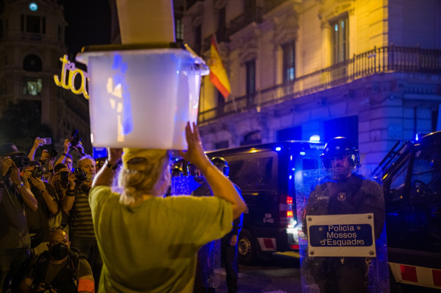 EuropaPress 3976699 hombre deja urna votacion jefatura superior policia via laietana