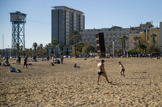 EuropaPress 4888440 turistas gorros navidad disfrutan altas temperaturas playa barceloneta 25