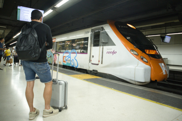 EuropaPress 6036322 pasajeros esperando trenes renfe rodalies 17 junio 2024 barcelona catalunya 1