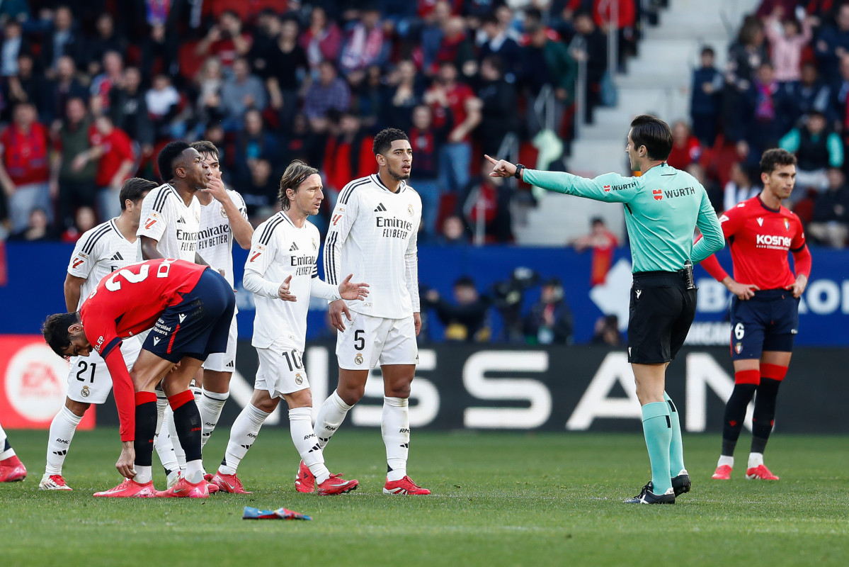 EuropaPress 6521569 juan martinez munuera referee of the match expels jude bellingham of real