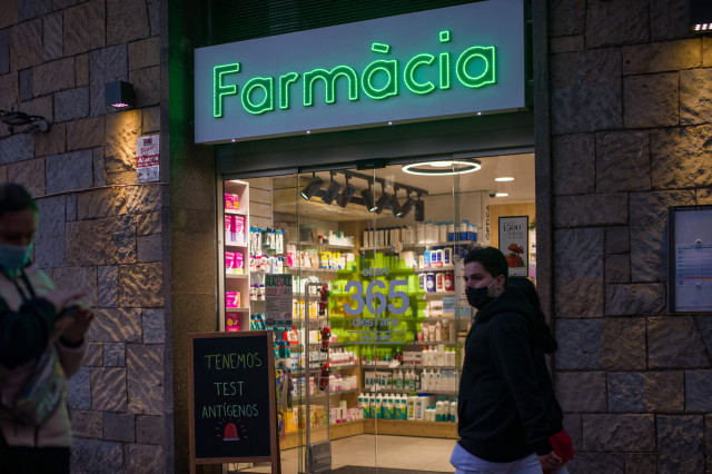 Europapress 4174464 varias personas pasan lado farmacia enero 2021 barcelona cataluna espana 1600 10