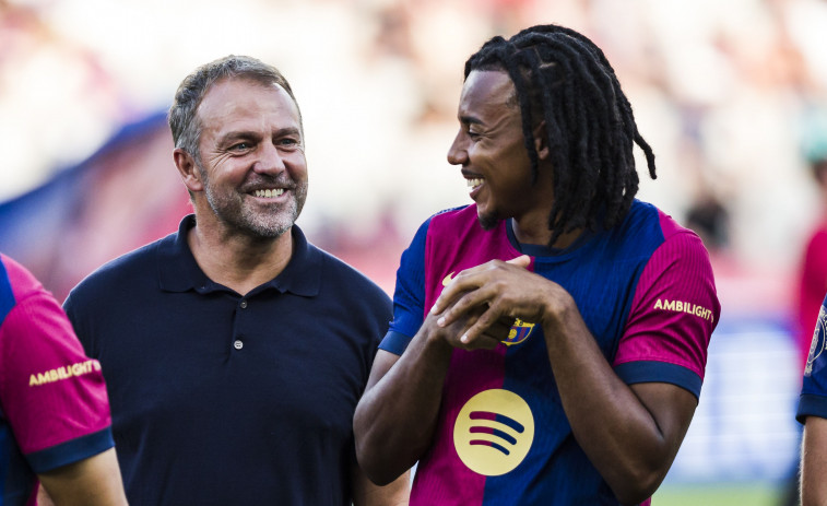 Flick assenyala en roda de premsa un jugador del Barça després de castigar-lo per un nou retard