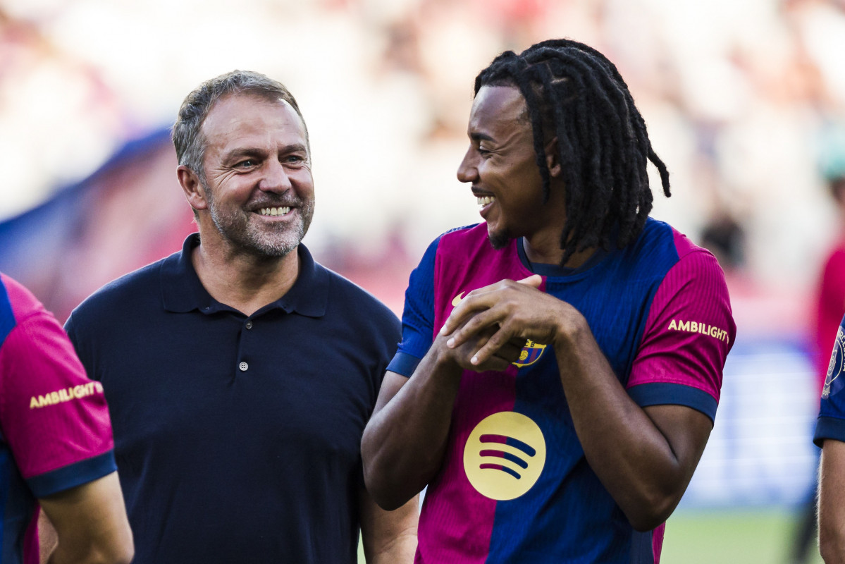 EuropaPress 6156426 hansi flick head coach of fc barcelona jockes with jules kounde during the (2)