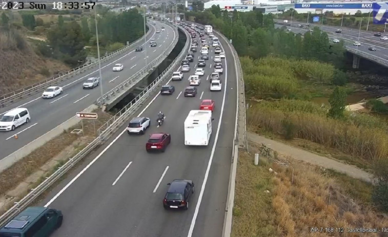 Un camió cisterna de gasolina bolcat curta la carretera BV-4601 a Gurb (Barcelona)