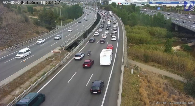 Un camió cisterna de gasolina bolcat curta la carretera BV-4601 a Gurb (Barcelona)