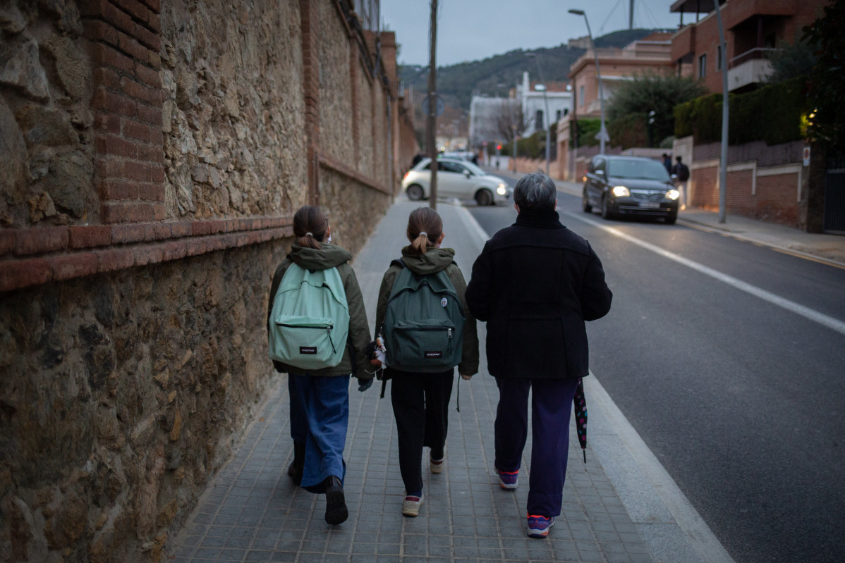 Dos menores se dirigen a la escuela en una imagen de archivo.