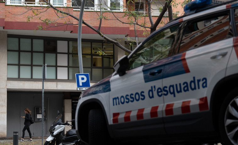 Moren dues persones en caure a un barranc després de fugir dels Mossos en un cotxe robat a Barcelona