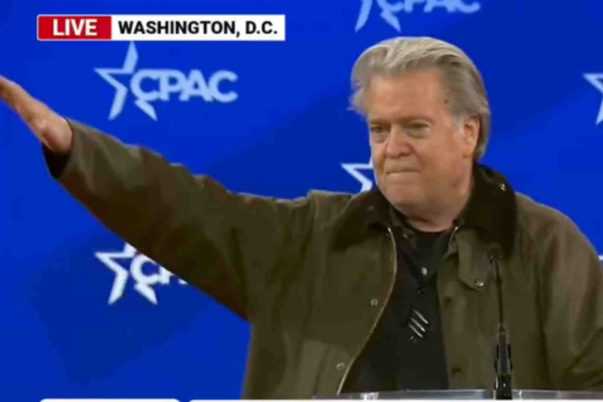 Steve Bannon haciendo el saludo nazi