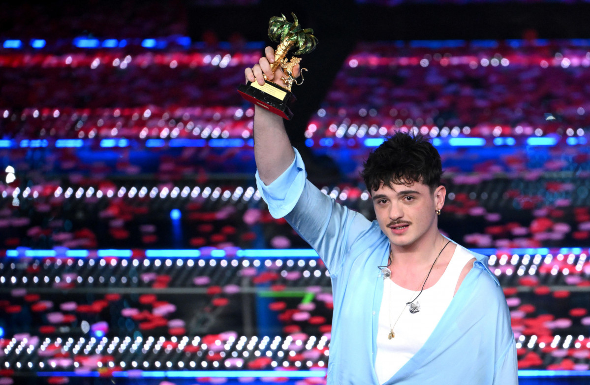 EuropaPress 6522878 february 16 2025 sanremo italy italian singer olly poses with the trophy on