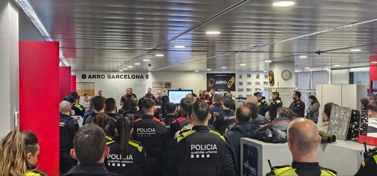 Imagen de agentes de los Mossos y de la Guàrdia Urbana de Barcelona